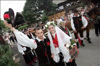 Prireditev prikazuje stare običaje, folkloro in ples letos pa bomo na Kmečki ohceti imeli pravo poroko, kjer se bosta poročila Petruška in Boštjan, v spremljavi z bogatim glasbenim programom! Kmečka ohcet
