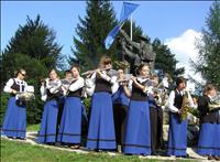 Vsako soboto v juliju in avgustu vas ob 20. uri vabimo k spomeniku Štirih srčnih mož, kjer vas čakajo lokalne specialitete Bohinja in nastopi glasbenih izvajalcev. Pozdrav Triglavu