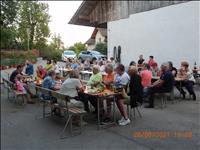 Tradicionalno petje pod vaško lipo v središču vasi Večer na vasi